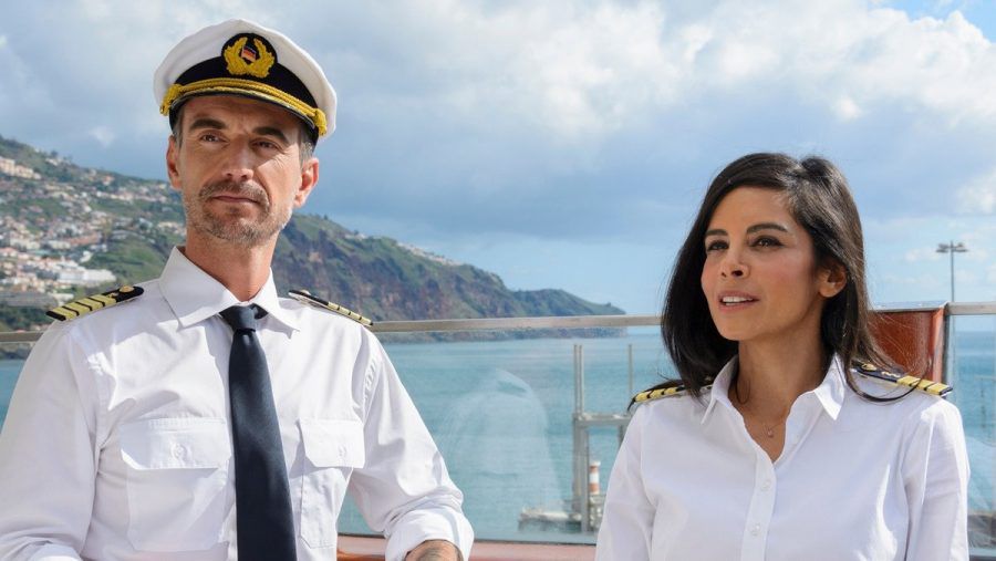 Dr. Jessica Delgado (Collien Ulmen-Fernandes) und Kapitän Max Parger (Florian Silbereisen) auf dem "Traumschiff". (jom/spot)