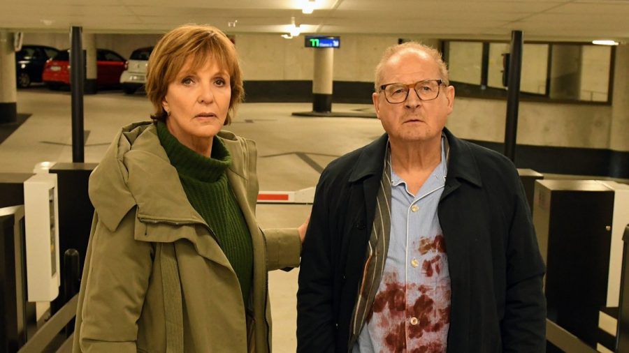 "Kommissarin Lucas: Goldrausch": Ellen Lucas (Ulrike Kriener) ahnt, dass hinter Wolfgang Löhns' (Burghart Klaußner) Verzweiflung eine Tragödie steckt. (cg/spot)