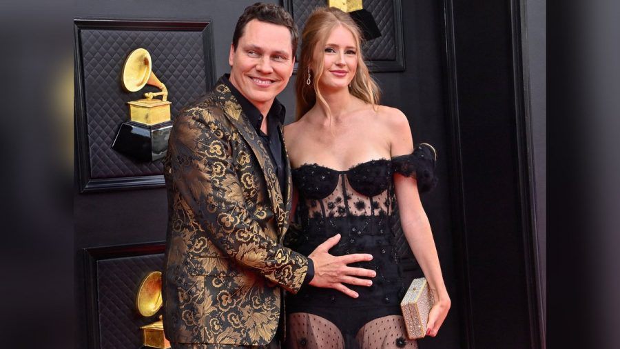 Tiësto und seine Ehefrau Annika Backes bei den Grammy Awards 2022. (jom/spot)