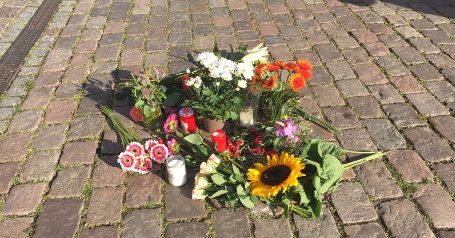 In Gedenken: Blumen liegen auf dem Platz vor dem Kieler Rathaus.