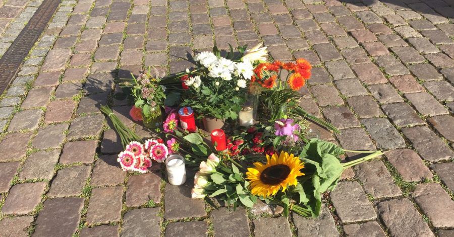 In Gedenken: Blumen liegen auf dem Platz vor dem Kieler Rathaus.