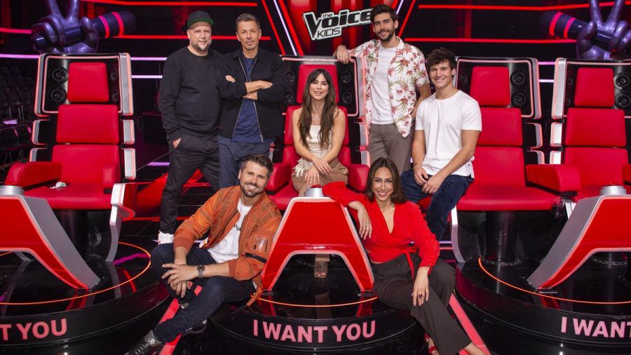 Das "The Voice Kids"-Team besteht aus den Coaches Smudo, Michi Beck, Lena Meyer-Landrut, Alvaro Soler und Wincent Weiss (v.li., hinten) sowie den Moderatoren Thore Schölermann und Melissa Khalaj (vorne). (tae/spot)