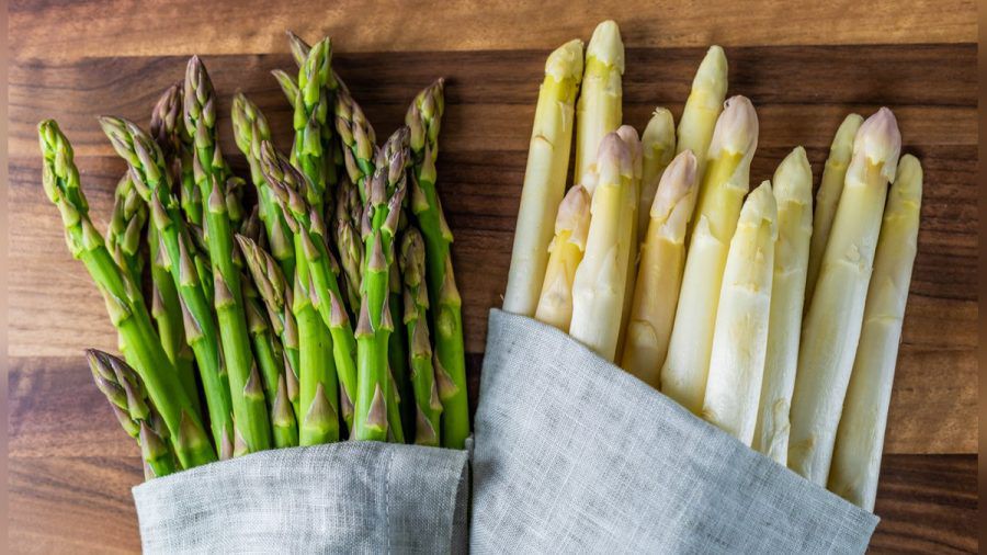 Weißer Spargel wächst unter, grüner Spargel hingegen über der Erde. (ncz/eee/amw/spot)