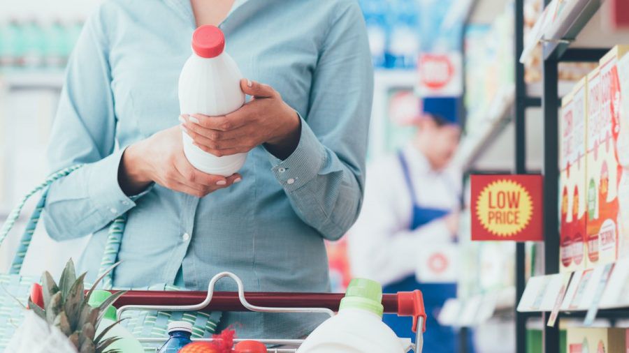 Der Einkauf von Milcherzeugnissen soll bei Aldi teurer werden. (jom/spot)