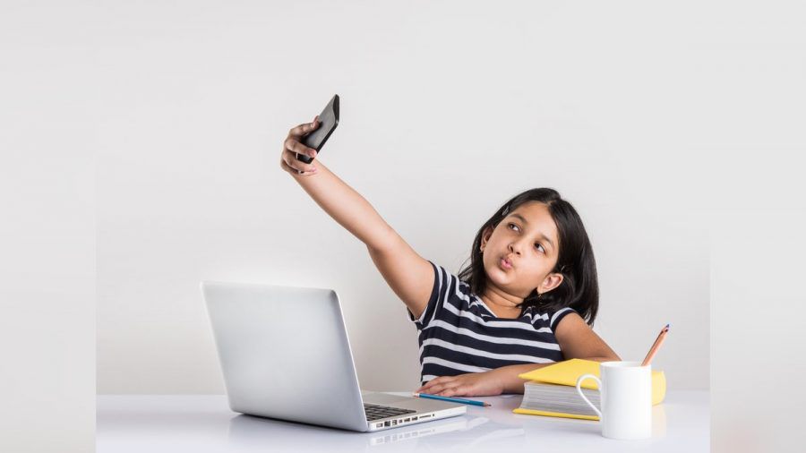 Den ganzen Tag Selfies schießen? Eltern können die Funktionalität von Smartphones für ihre Kinder einschränken. (elm/spot)
