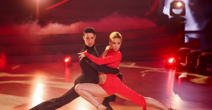 Dafür gab es 30 Punkte: René Casselly und Kathrin Menzinger tanzen Tango.