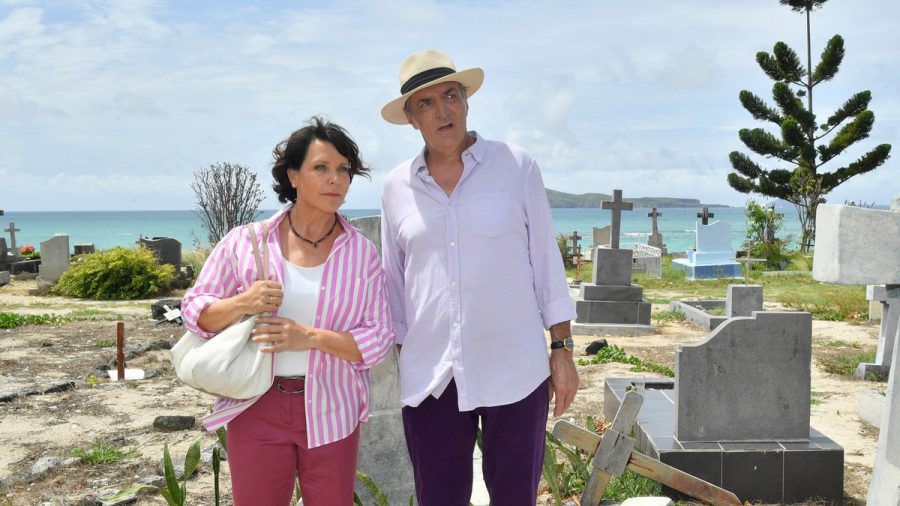 "Das Traumschiff: Mauritius": Sabine Budarek (Janina Hartwig) und ihr Mann Thomas (Andreas Hoppe) treffen bei ihrem Landgang auf einen alten Friedhof. (ili/spot)