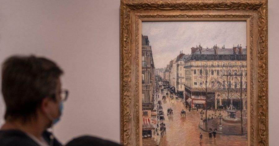 Der Künstler Camille Pissarro hat das Gemäde «Rue St.-Honore, Apres-Midi, Effet de Pluie»  im Jahr 1897 gemalt.
