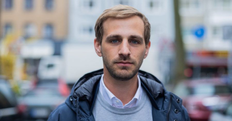 Jens Kleefeld steht in einer Straße in der Nähe seiner Düsseldorfer Wohnung. Kleefeld war am Tag der Messerattack für die Hochzeit eines Freundes nach Würzburg gereist und wurde unmittelbar Zeuge der Tat.