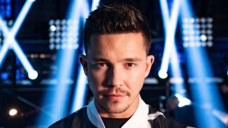 Nico Santos rätselt am Samstag mit, welche Promis in den "The Masked Singer"-Kostümen stecken. (wue/spot)