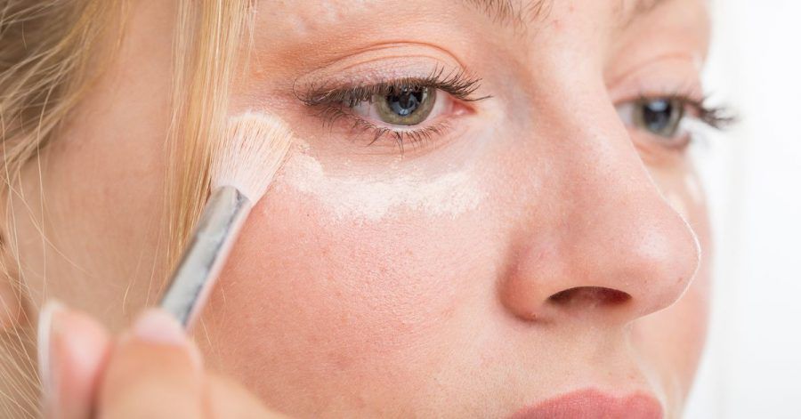 Leichte Augenringe lassen sich mit einem hellen Abdeckstift kaschieren. Schimmern die Schatten blau, helfen Komplementärtöne.