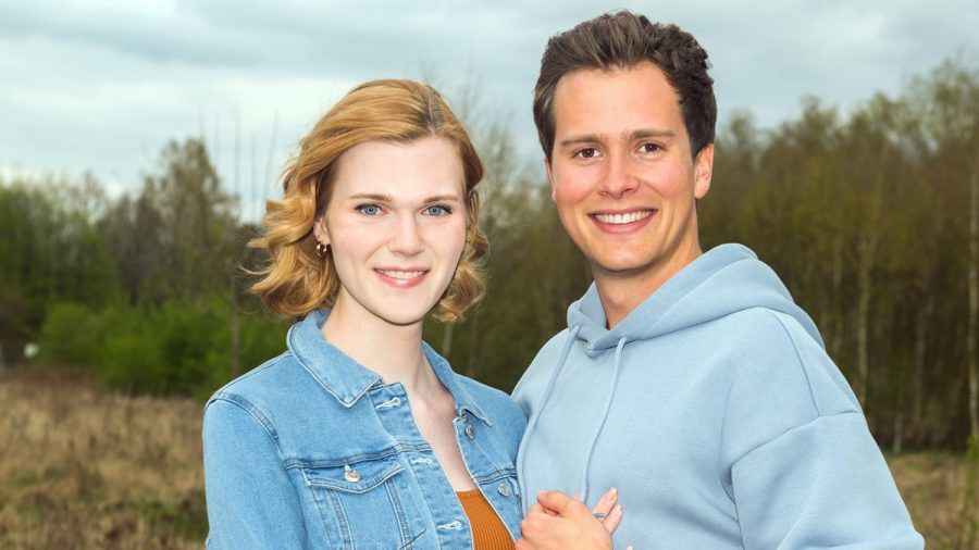 Lucy Hellenbrecht und Lucas Bauer spielen in "Rote Rosen" ein frisch verliebtes Pärchen. (wue/spot)