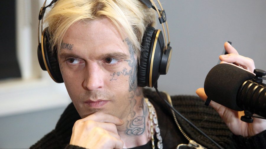 Aaron Carter trägt Kopfhörer