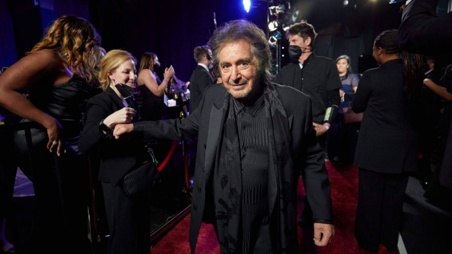 Al Pacino hält Fans auf dem roten Teppich die Hand entgegen