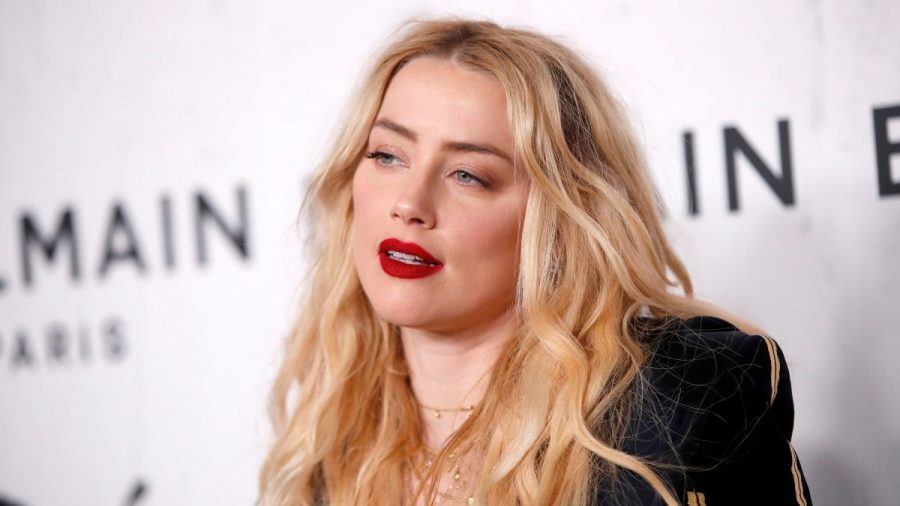 Amber Heard mit rotem Lippenstift.