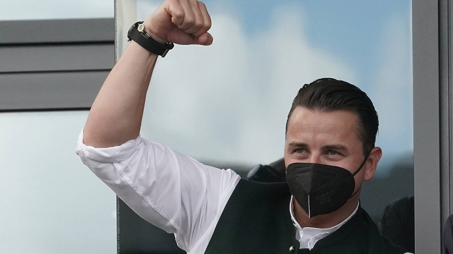 Andreas Gabalier trägt Maske und lässt die Muskeln spielen