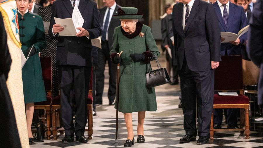 Queen Elizabeth II. erschien in "Edinburgh-Grün" und mit der Handtasche am linken Arm bei der Trauerfeier zu Ehren ihres vor einem Jahr verstorbenen Ehemannes, Prinz Philip. (ili/spot)