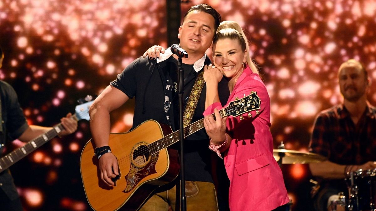 Andreas Gabalier und Beatrice Egli Arm in Arm auf der Bühne ihrer Show" class="size-full wp-image-1417177