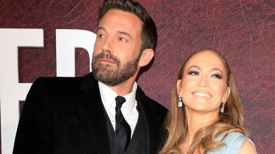 Ben Affleck sieht in eine andere Richtung als Jennifer Lopez