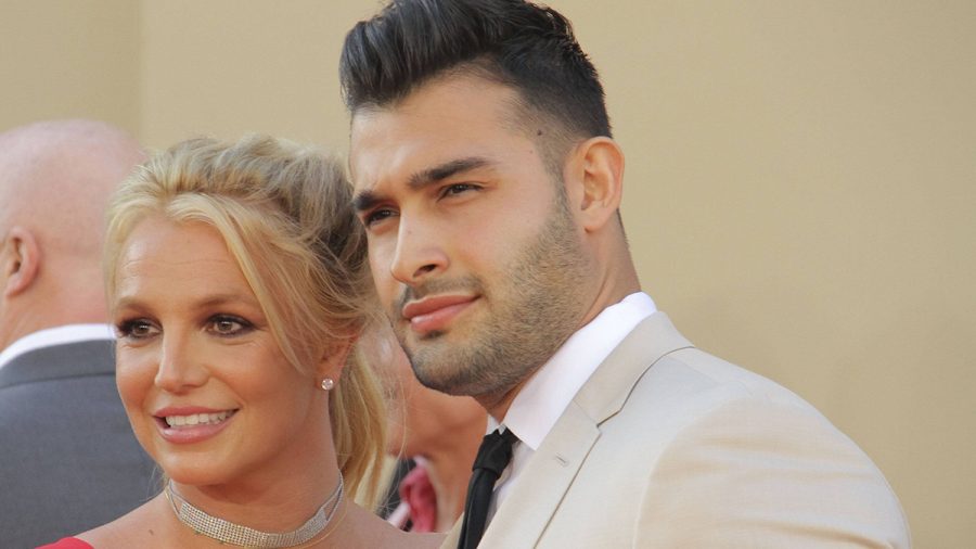 Britney Spears und Sam Asghari posieren für Kameras