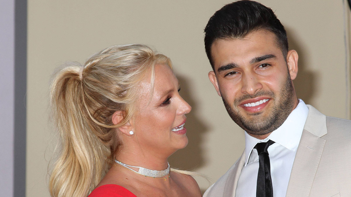 Britney Spears lächelt Sam Ashgari an