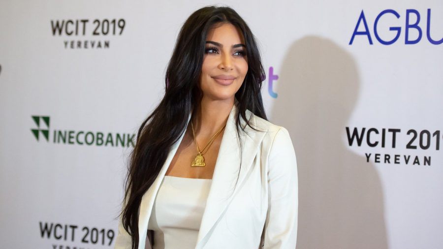Kim Kardashian auf dem roten Teppich. (mia/spot)