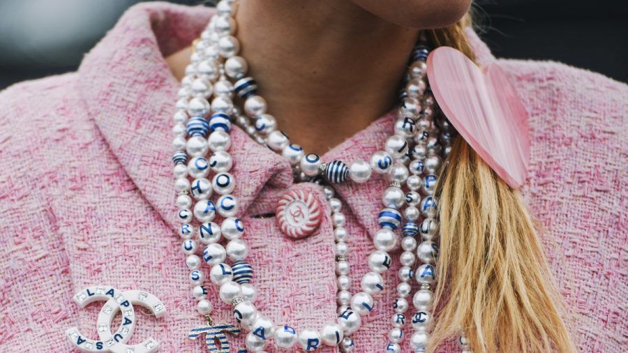 Der Chanel-Klassiker Tweed erlebt 2022 ein Comeback in der Mode. (the/spot)