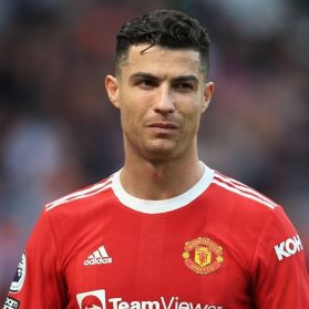 Christiano Ronaldo in rotem Trikot.