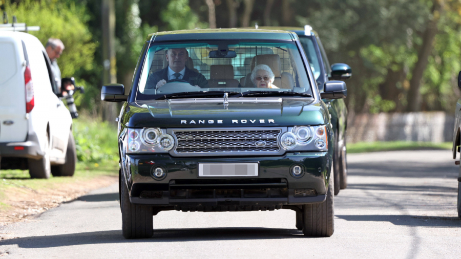 Queen Elizabeth in schwarzem Range Rover