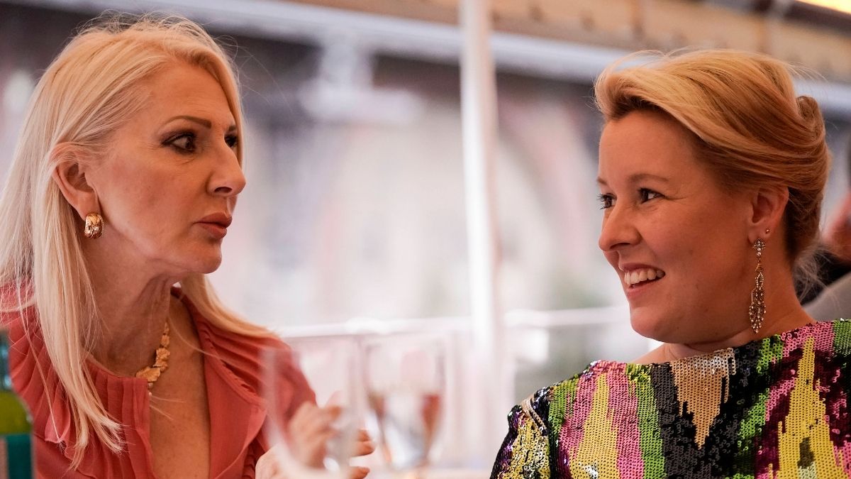 Désirée Nick und Franziska Giffey beide mit bunten Oberteilen unterhalten sich bei einer Boostfahrt" class="size-full wp-image-1385207