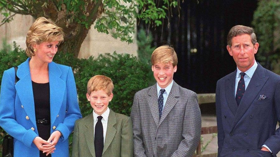 Prinzessin Diana mit ihren Söhnen Harry und William sowie Prinz Charles in Eton (v.l.). (wue/spot)