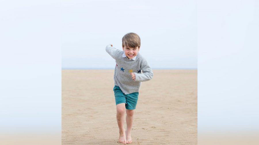 Prinz Louis tobt sich vor Mamas Kamera am Strand aus. (ili/spot)