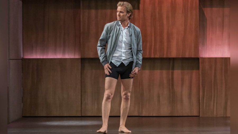 Nico Rosberg probiert eine umstrittene Boxershorts. (mia/spot)