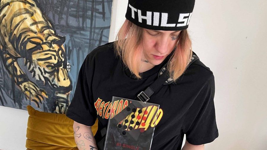 Rapper t-low mit seinem Nummer 1 Award der Offiziellen Deutschen Charts. (ncz/spot)