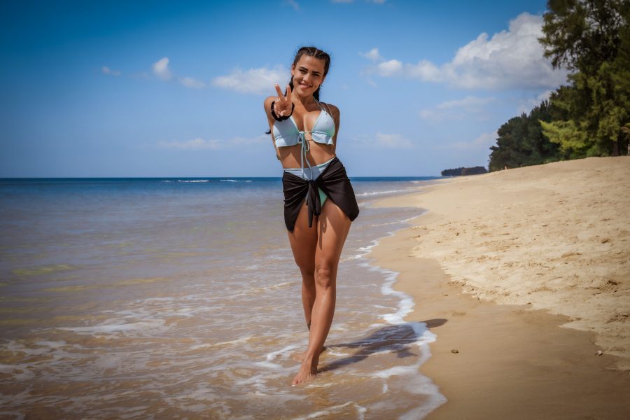 Elena Miras am Strand von Thailand