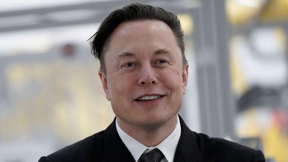 Elon Musk im Anzug.