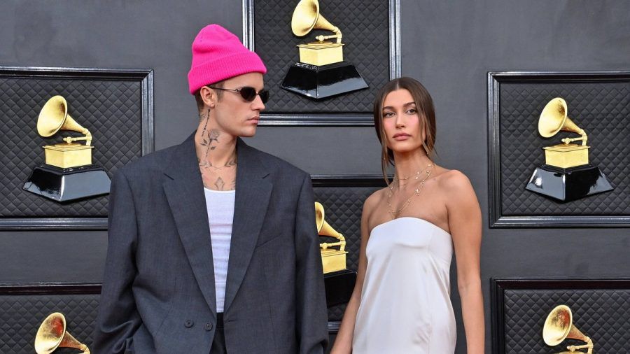 Justin und Hailey Bieber auf dem roten Teppich der Grammy Awards 2022. (stk/spot)