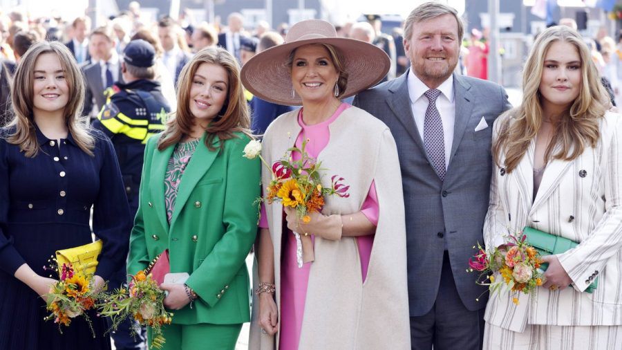 Prinzessin Ariane, Prinzessin Alexia, Königin Máxima, König Willem-Alexander und Prinzessin Amalia (v.li.) ließen sich von der Öffentlichkeit am Königstag 2022 feiern. (tae/spot)
