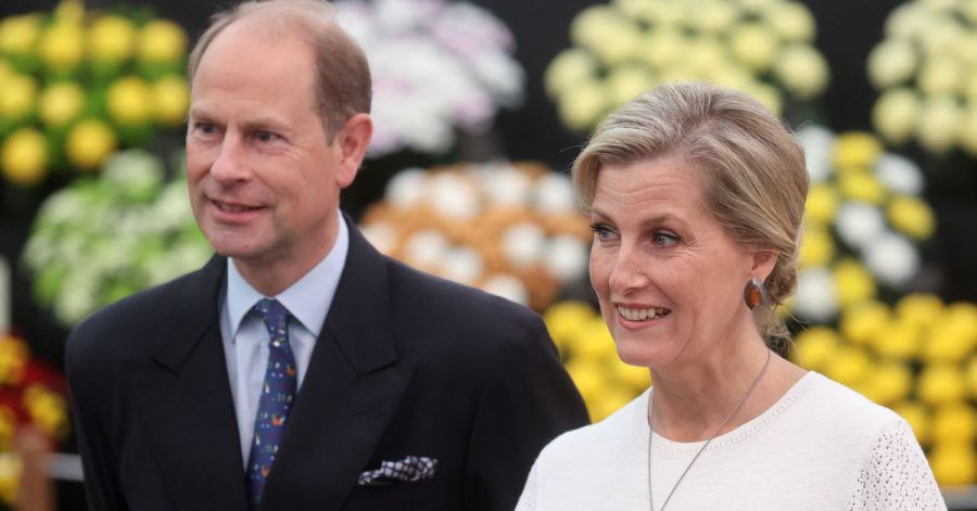 Prinz Edward, Earl of Wessex, und seine Frau Sophie, Countess of Wessex, rücken aus der zweiten Reihe nach vorn.