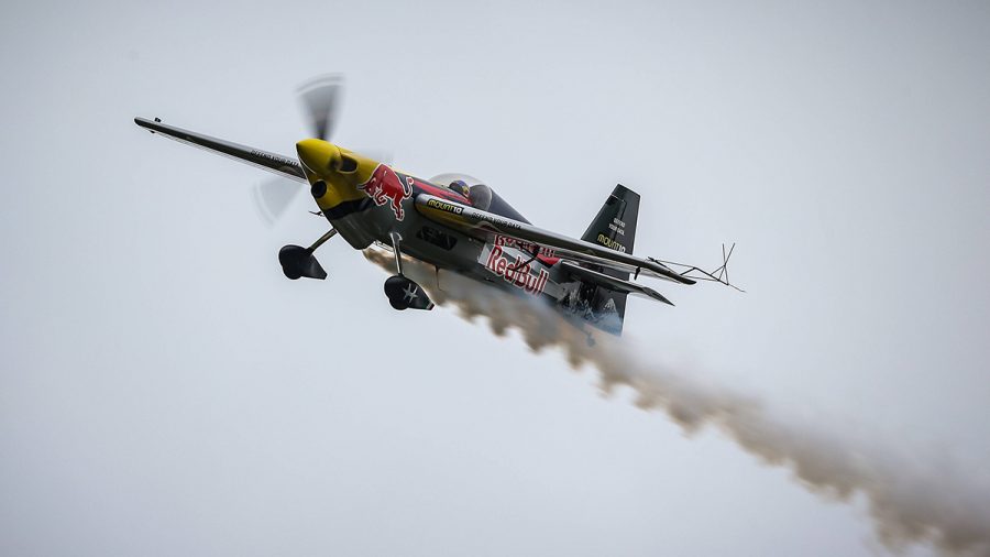 Ein Flugzeug mit Red-Bull-Logo