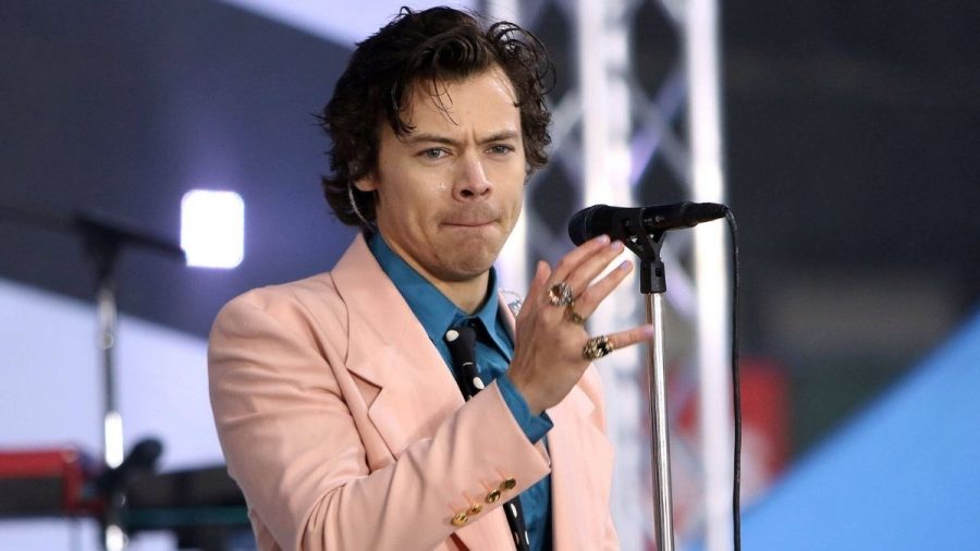 Harry Styles im rosafarbenen Anzug auf der Bühne