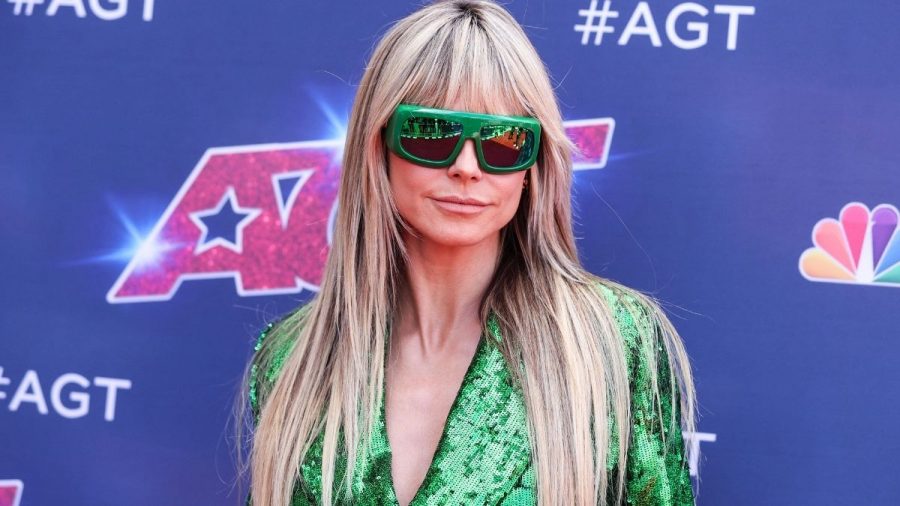 Heidi Klum im grünen Outfit mit passender Sonnenbrille