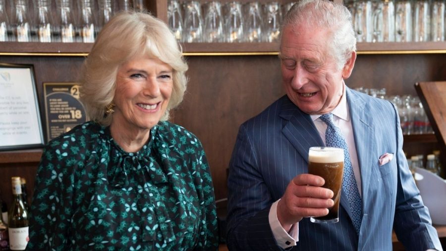 Prinz Charles prostet Camilla hinter einem Pub-Tresen zu