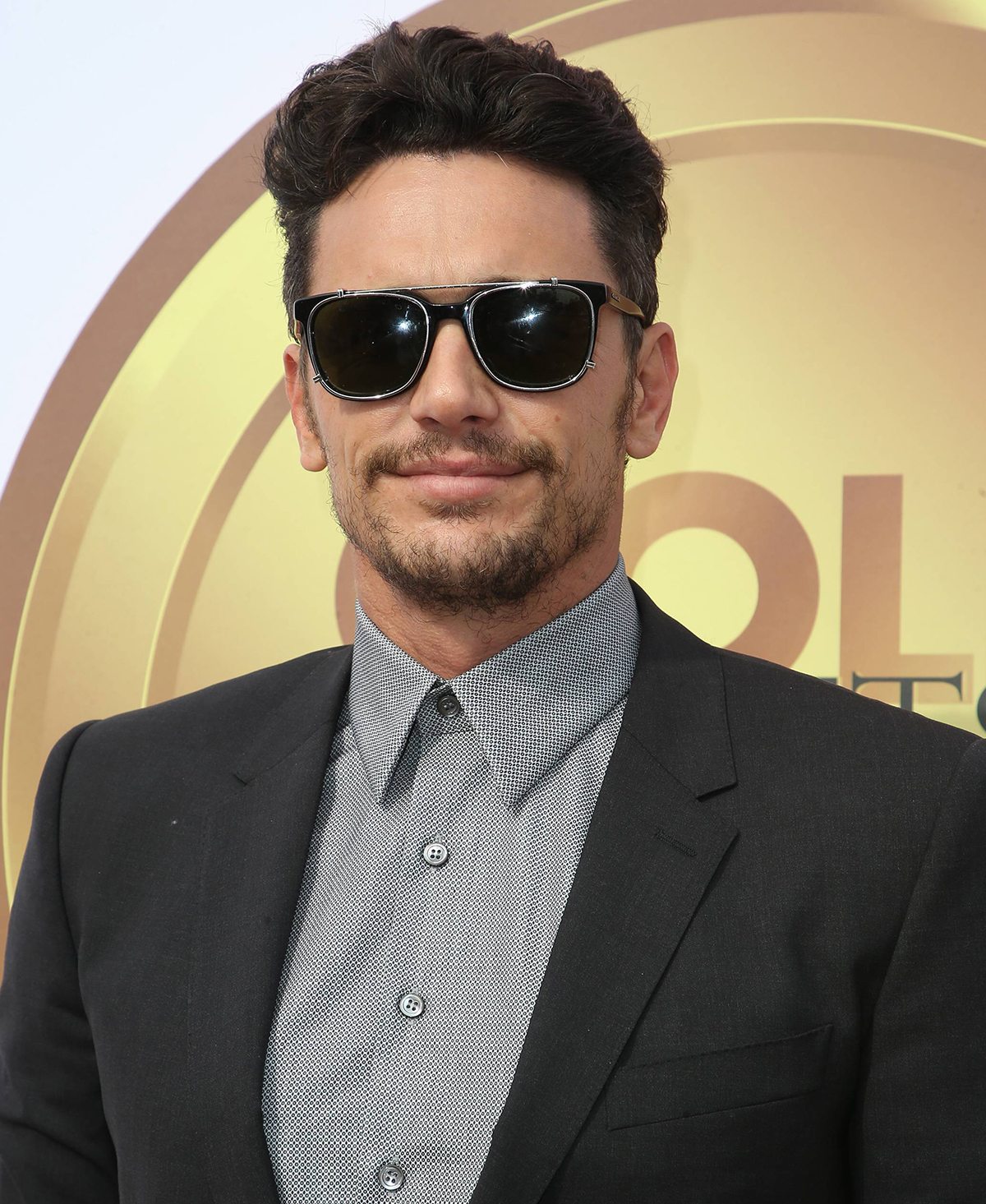 James Franco trägt Sonnenbrille und lächelt