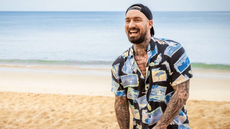 Jan Leyk im bunten Hemd am Strand