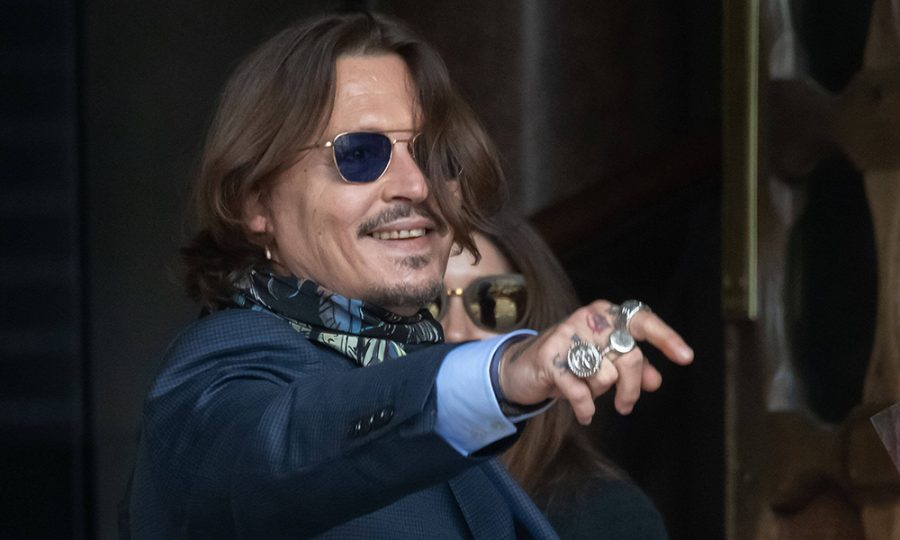 Johnny Depp lacht und zeigt mit dem Finger