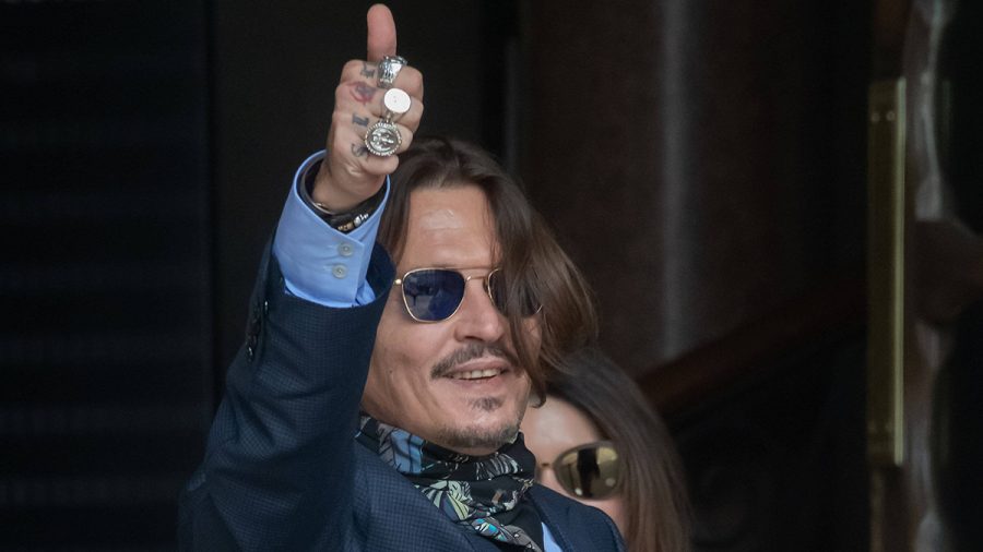 Johnny Depp hält den Daumen nach oben