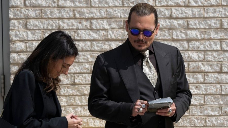 Johnny Depp macht Pause vor Gerichtsgebäude.