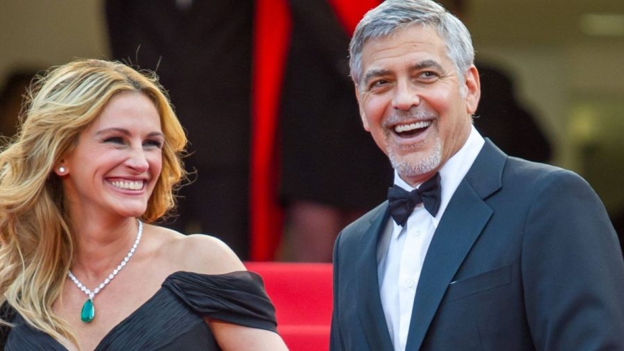 Julia Roberts strahlt George Clooney auf dem roten Teppich an