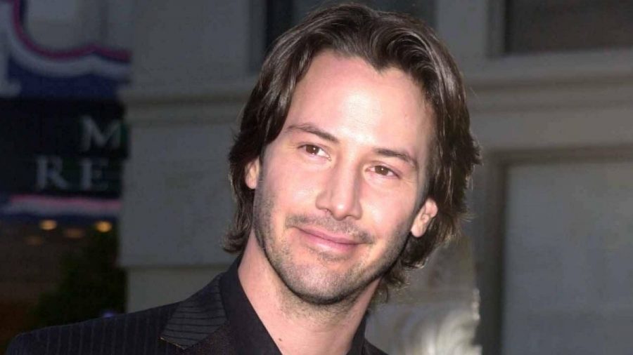 Keanu Reeves lächelt zufrieden